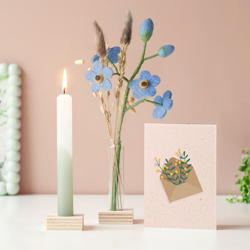 Lichtpuntje voor jou met groen witte kaars in houten houder en een vaasje droogbloemen en vilten bloemen in een houten blokje