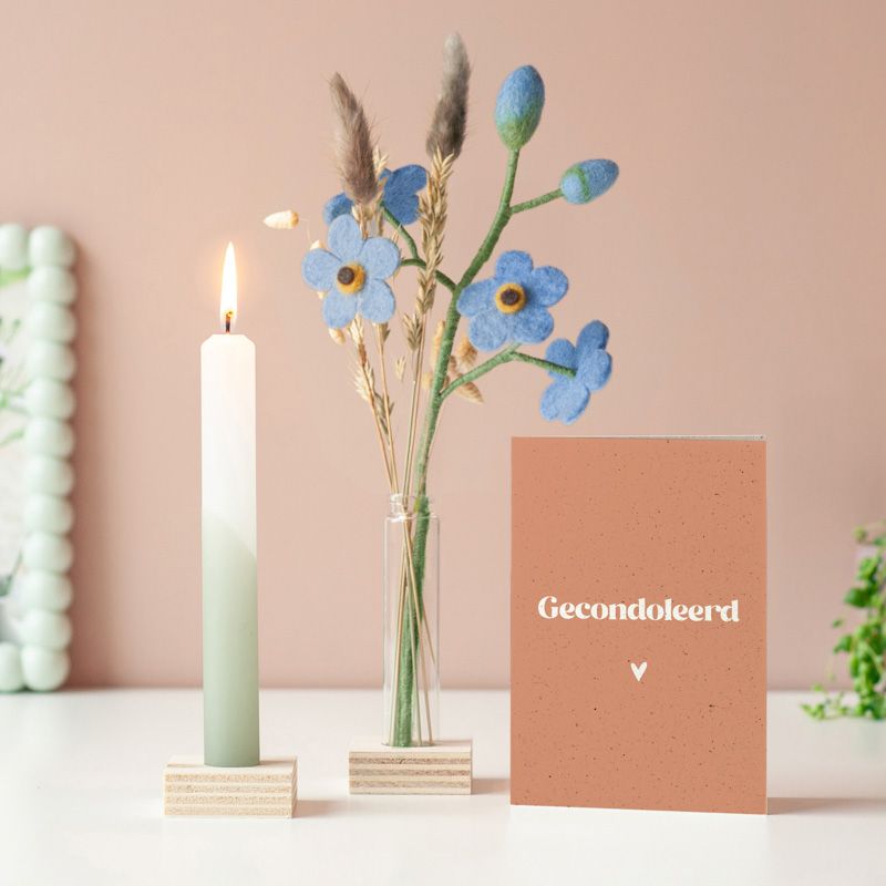 Lichtpuntje voor jou met groen witte kaars in houten blokje en een vaasje met droog bloemen en vilten bloemen