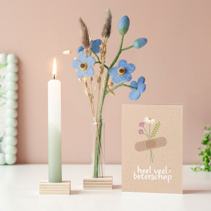 lichtpuntje voor jou met wit groene kaars in houten blokje en een vaasje in houten blokje met droogbloemen en vilten bloemen