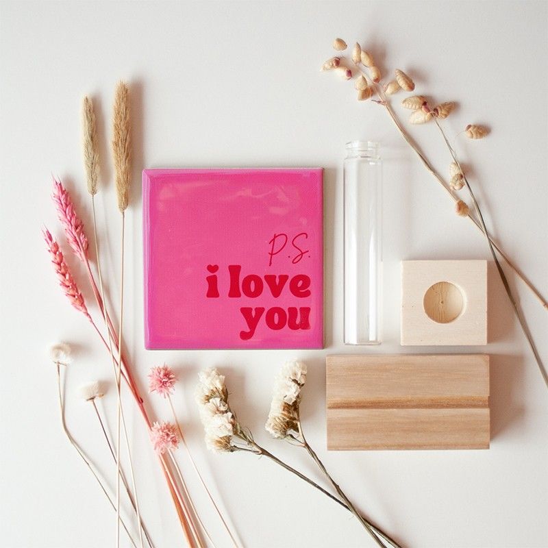 Roze tegeltje met ps i love you met droogbloemen ernaast