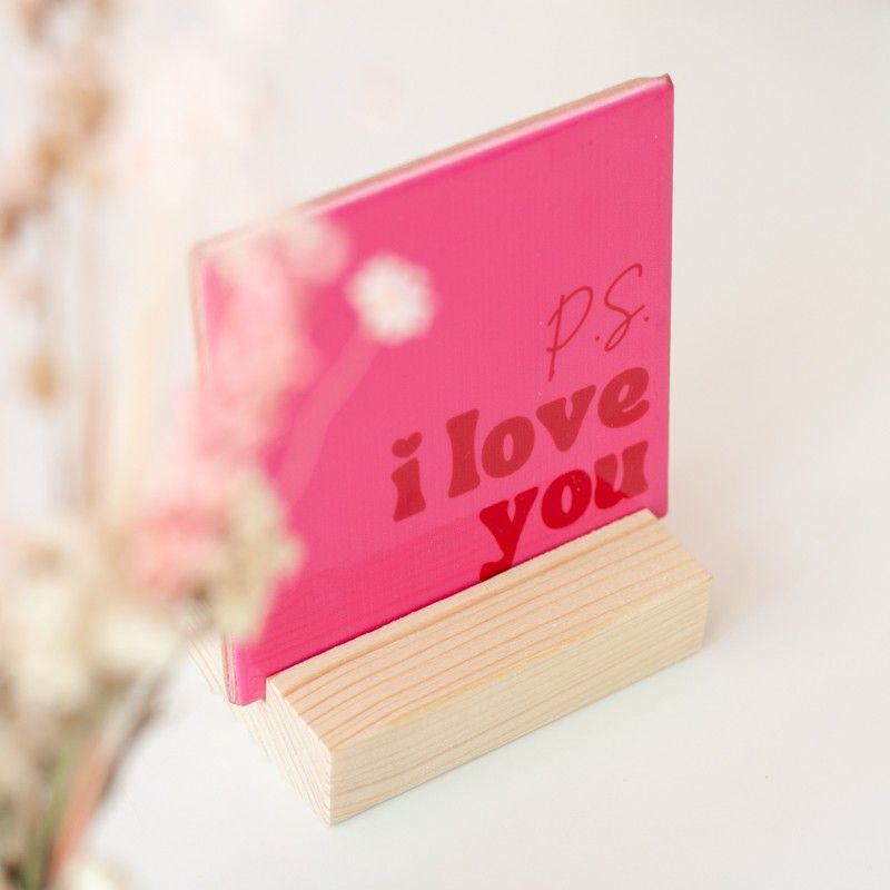 Roze tegeltje met tekst P.S. I love you op een houten standaard