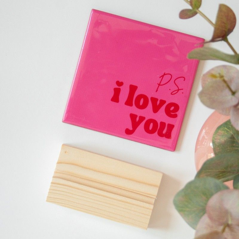 Roze tegeltje met P.S. I love you in rode letters in een houten standaard