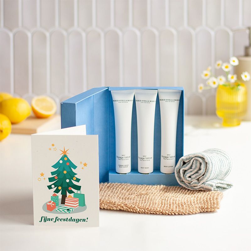 L277 Zomerpakket met drie verzorgingscremes van Marie-Stella-Maris, een scrub washand en handdoek met blauw witte strepen