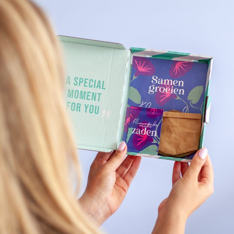 Paars doosje met Klimmende Winde zaden met de tekst samen groeien erop