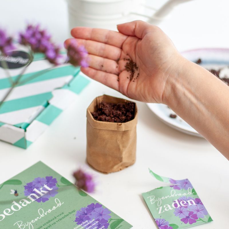 Groen paars doosje bijenbrood met de tekst bedankt erop