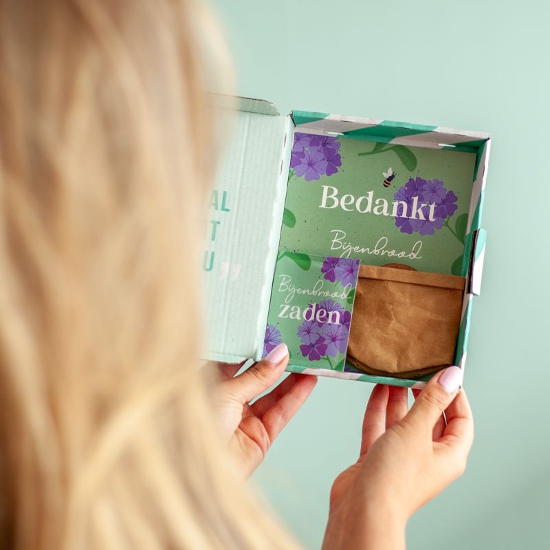 Groen paars doosje bijenbrood met de tekst bedankt erop