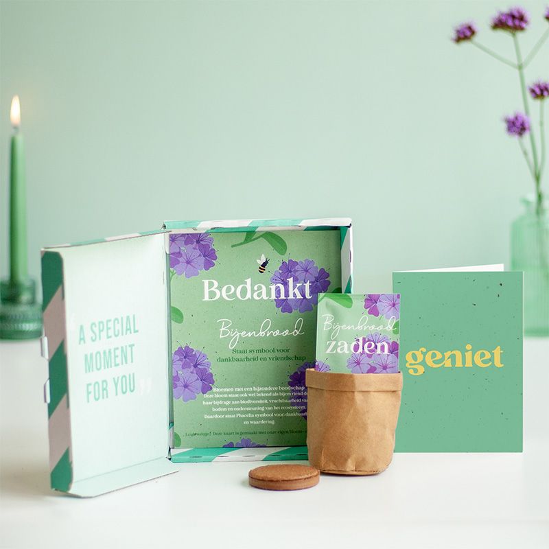 Zakje bijenbrood zaden met een mini leatherbag en grondtablet