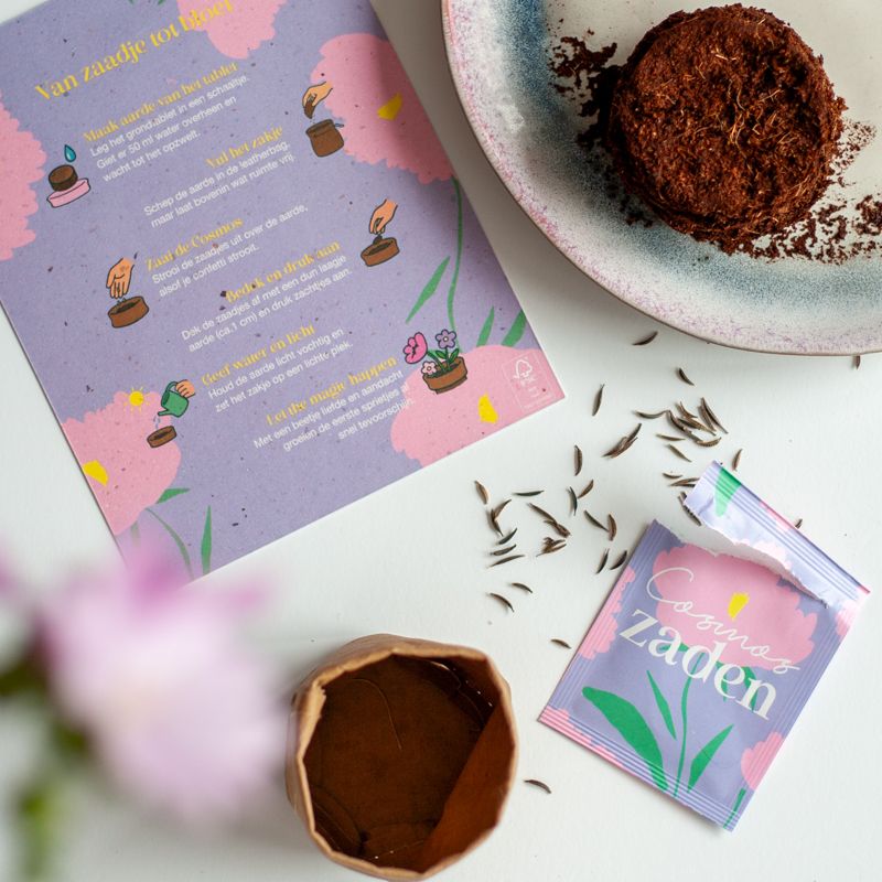 Alles om te zaaien: zaai-instructies, een mini leren potje, een zakje Cosmos zaden en een grondtablet.