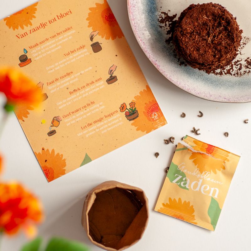 Oranje doosje met goudsbloem zaden met daarbij de tekst je bent goud waard