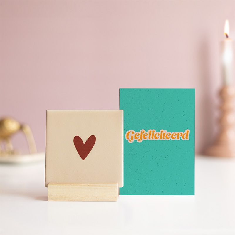 Beige tegeltje met bruin hartje in een houten houder