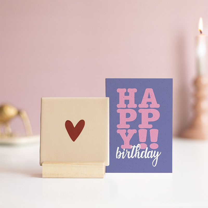 Beige tegeltje met bruin hartje in een houten houder