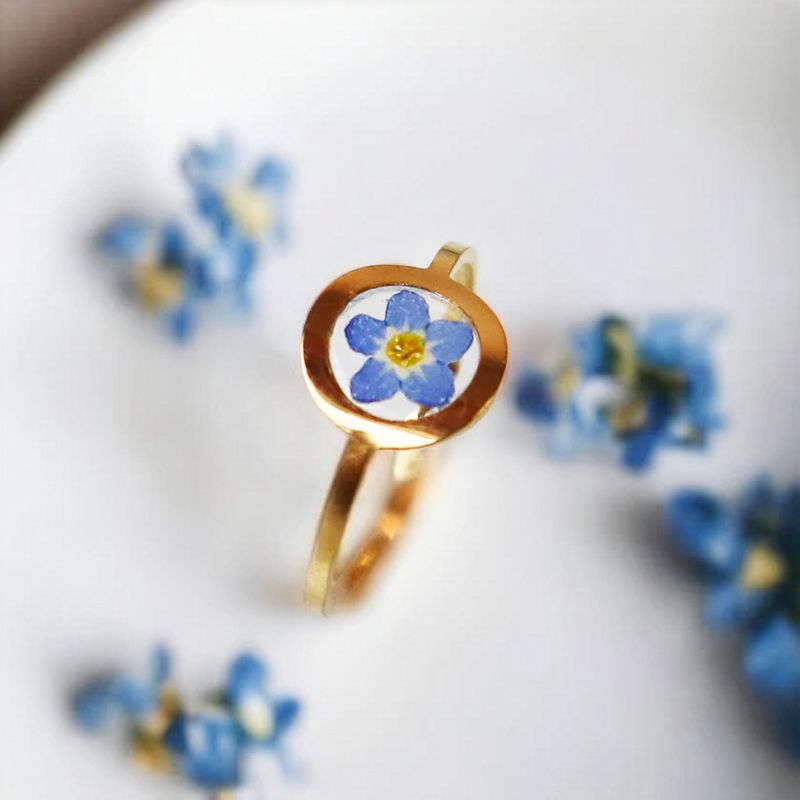 Goudkleurige ring met vergeet-mij-nietje 