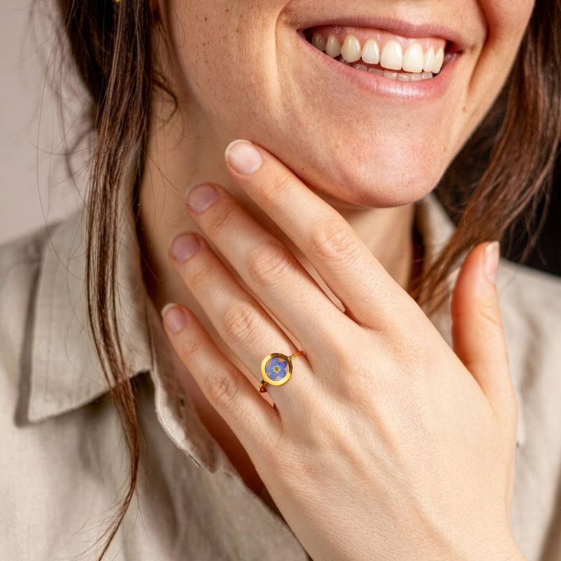 Goudkleurige ring met vergeet-mij-nietje 