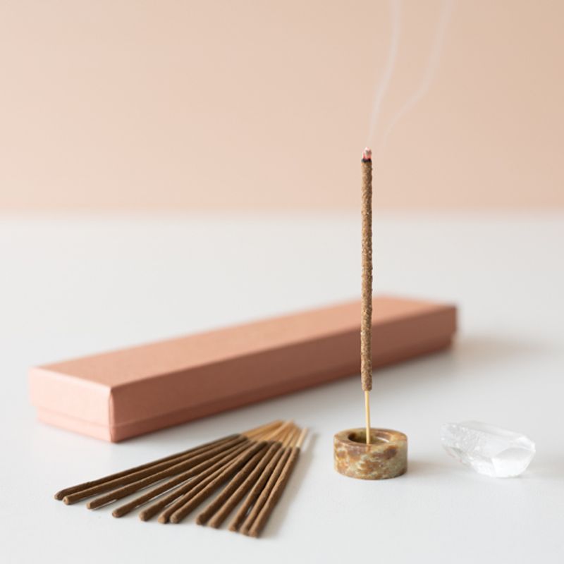 Vrouw houdt wierook giftbox vast