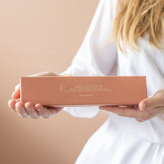 Vrouw houdt wierook giftbox vast