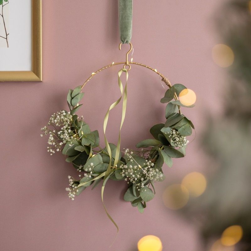 Ring met lampjes om op te hangen met eucalyptus bladeren en gipskruid