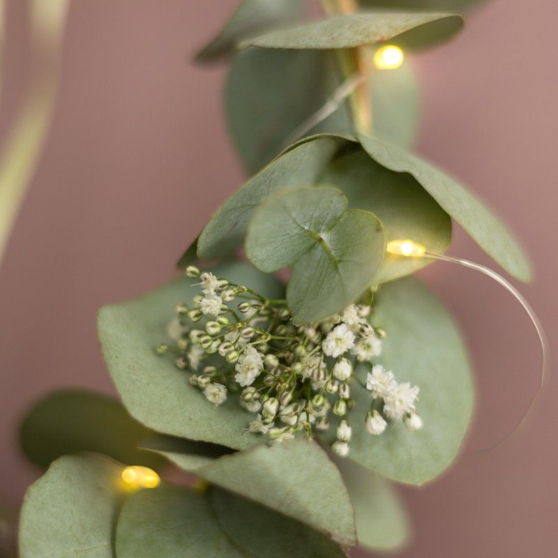 Ring met lampjes om op te hangen met eucalyptus bladeren en gipskruid