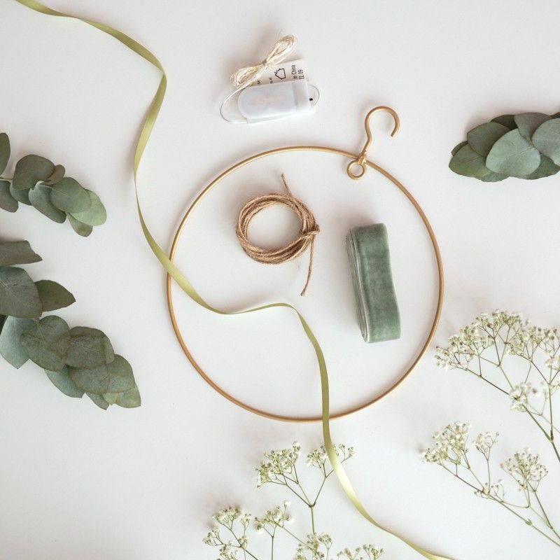 Ring om op te hangen met eucalyptus bladeren en gipskruid