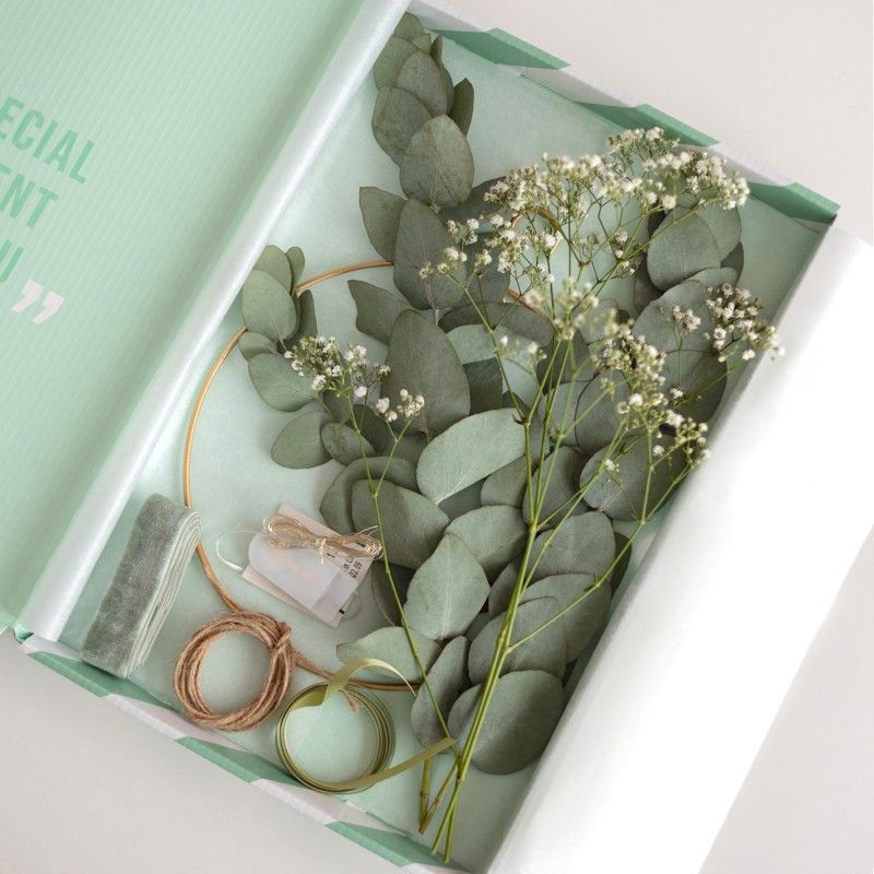 Ring met lampjes om op te hangen met eucalyptus bladeren en gipskruid