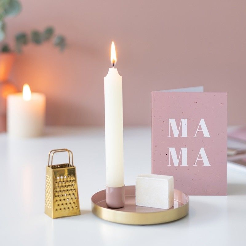 Kaars op een plateau met een raspje en een blok amberblok met daarnaast een roze wenskaart waar mama op staat