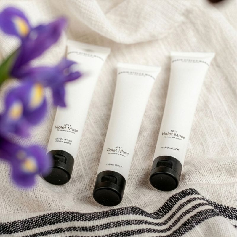 3 tubes body care met paarse viooltjes ernaast