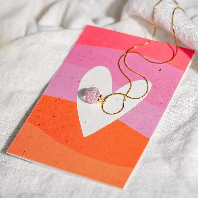 Wenskaart met hartje en vergulde ketting