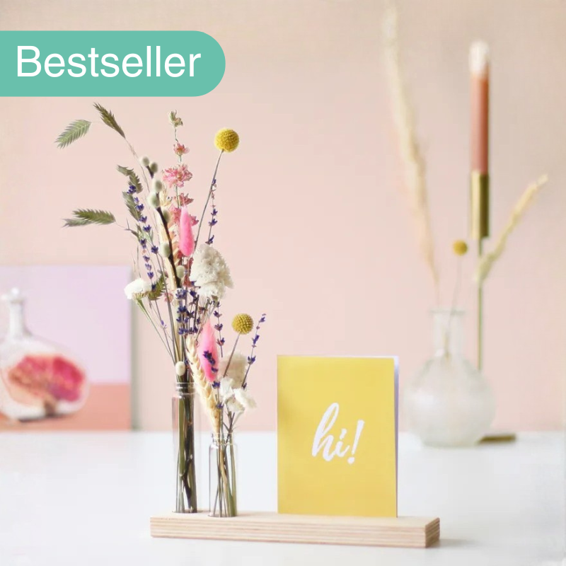 Houten plankje met droogbloemen en wenskaart