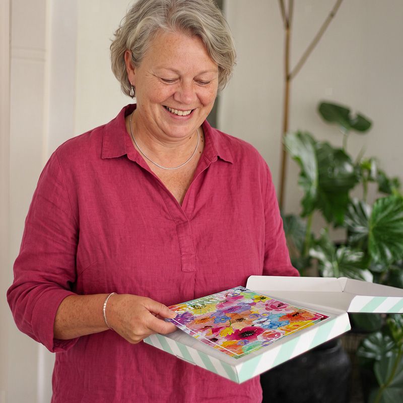 vrouw houd bloemenpuzzel verpakking vast