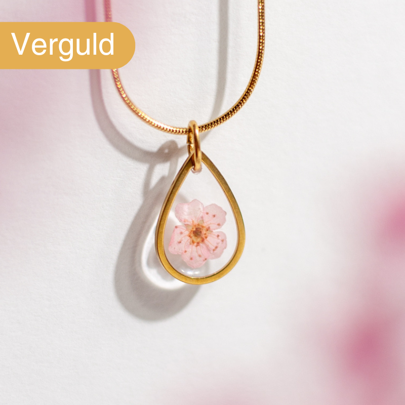 Goudkleurige halsketting met roze bloesem hanger