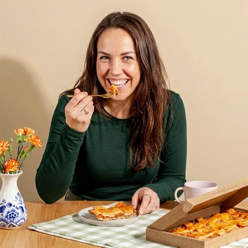 vrouw eet brievenbus appeltaart 