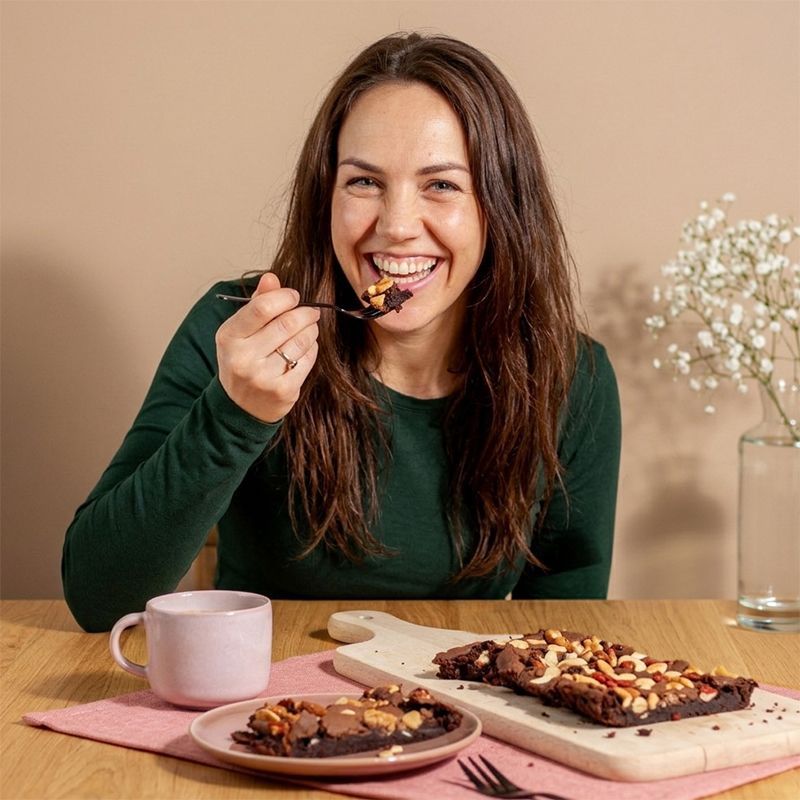 vrouw eet een brievenbus brownie