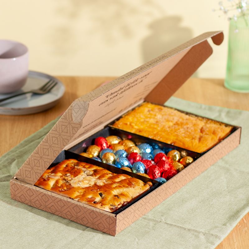 brievenbus paaspakket met stol, chocolade-eitjes en cake