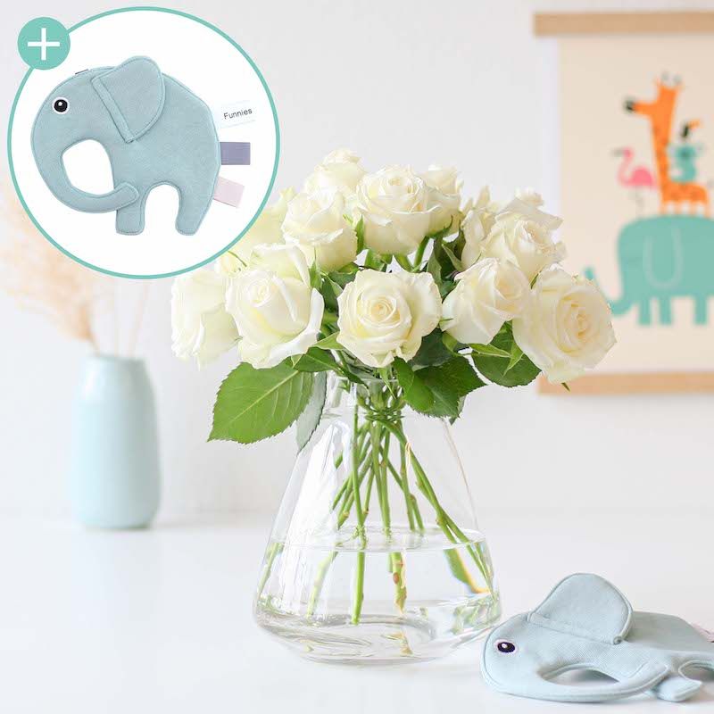 Brievenbuspakketje met witte rozen en een blauw olifant speendoekje