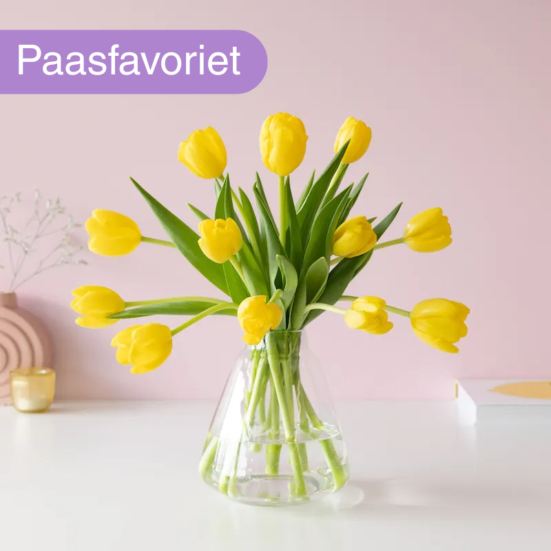 gele brievenbus tulpen in vaas