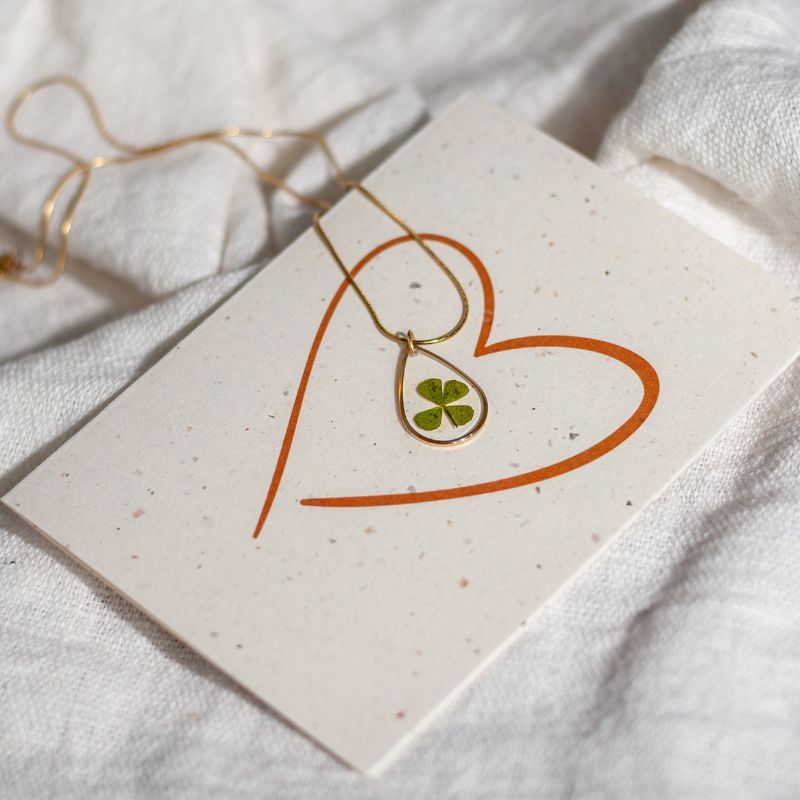 Ketting met klavertje vier en wenskaart met hart
