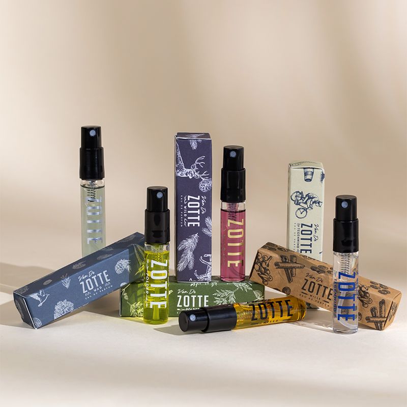 5 kleine parfums met verpakking