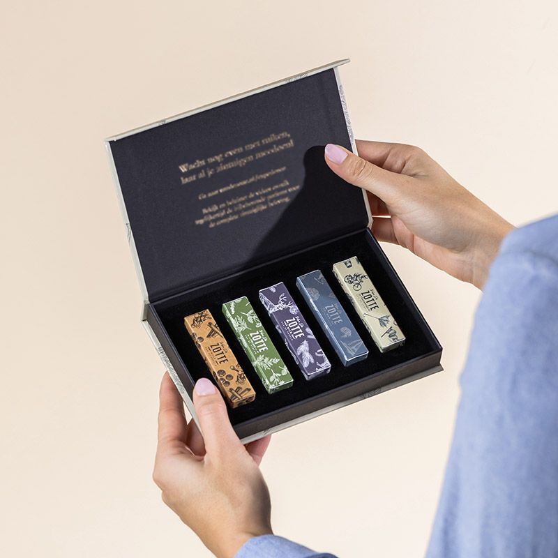 Proefpakket met parfums in handen