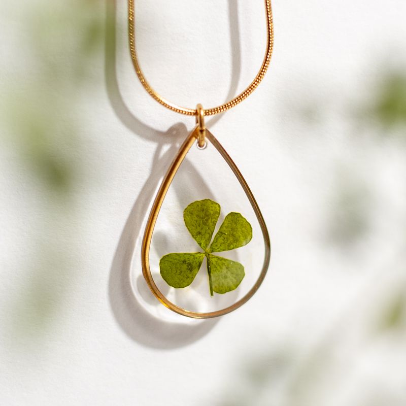 Goudkleurige halsketting met klavertje vier hanger