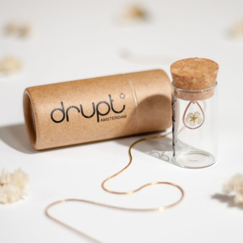 Goudkleurige halsketting met witte bloesem hanger