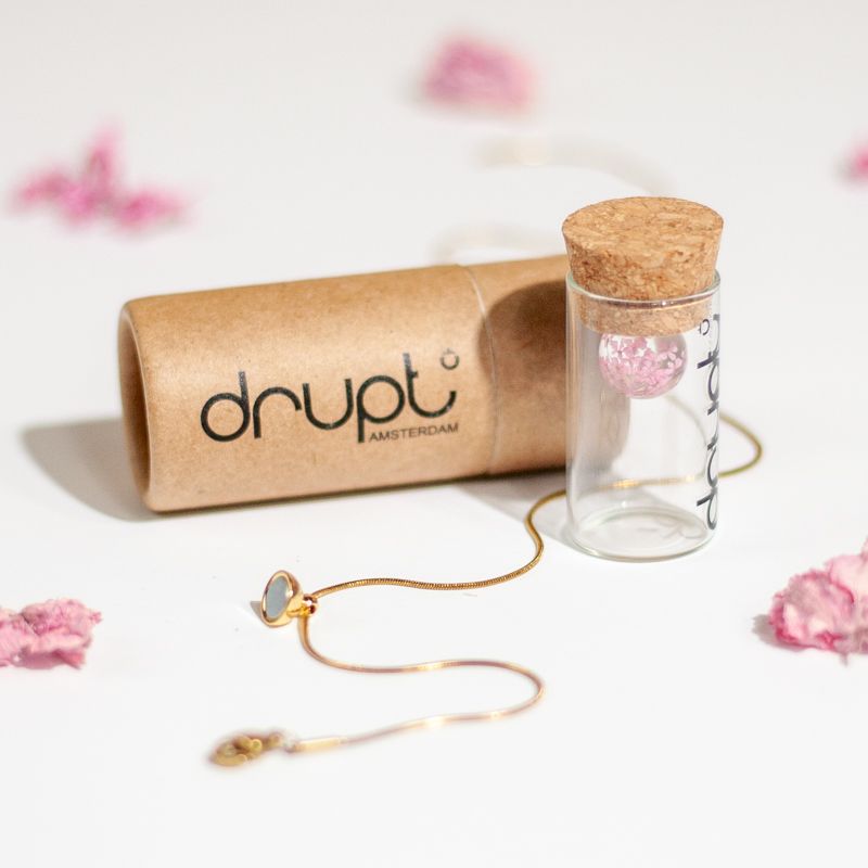 Goudkleurige halsketting met roze dille hanger