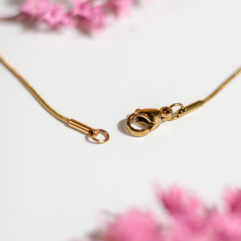 Goudkleurige halsketting met roze dille hanger