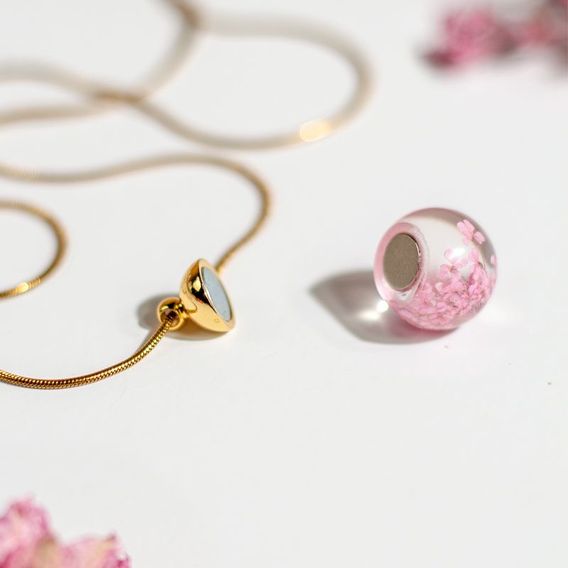 Goudkleurige halsketting met roze dille hanger