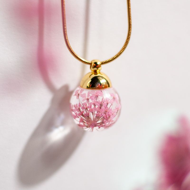 Goudkleurige halsketting met roze dille hanger