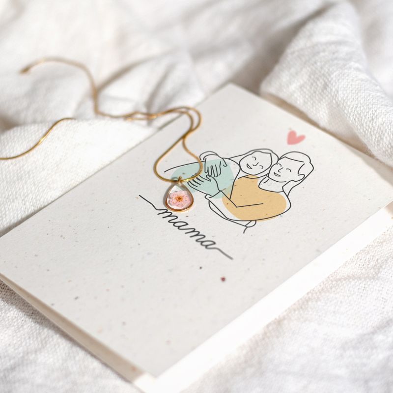 Ketting met roze bloesem en wenskaart