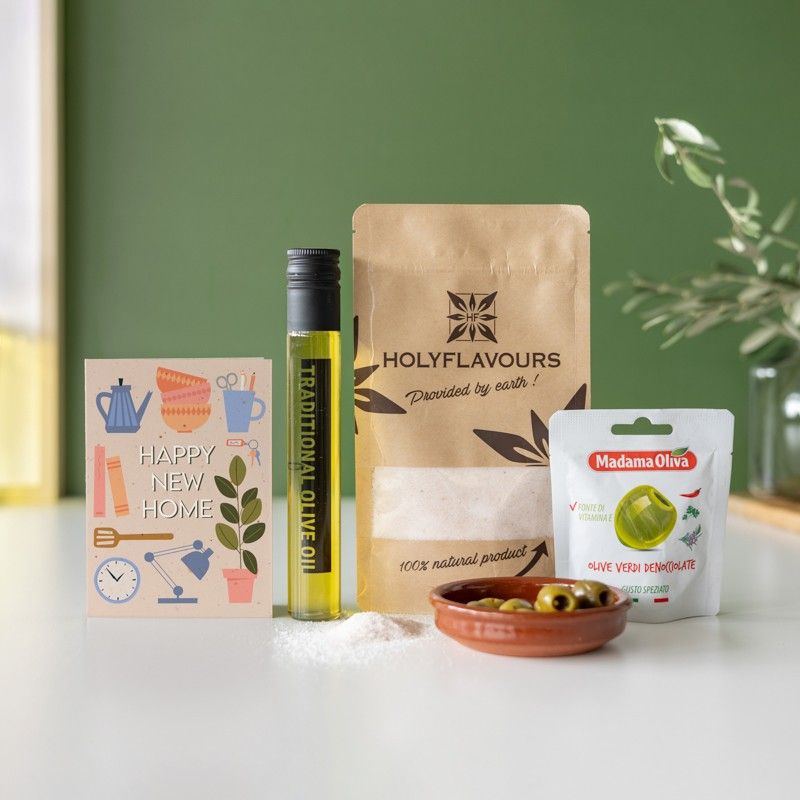 Borrelpakket met olijfolie en olijven in een schaaltje met daarnaast een happy new home wenskaart