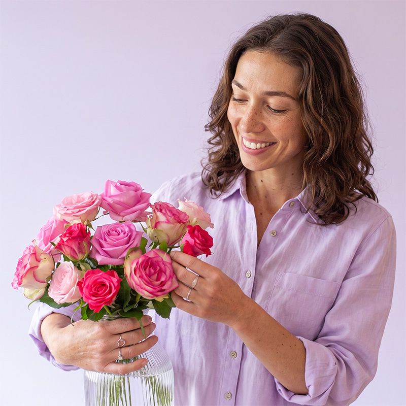 vrouw met roze rozen