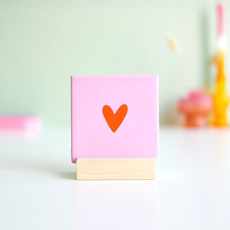 Tegeltje roze met oranje hartje in een houten houder