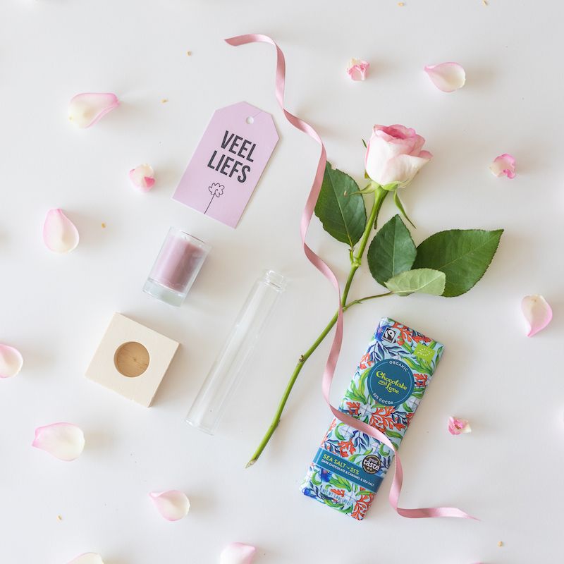 Veel liefs pakketje met een roze roos, roze kaarsje in vaasje en een puur zeezout chocoladereep 