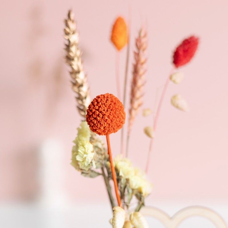 Brievenbuspakketje met houten plankje, houten plank met hart en love tekst en een vaasje met naturel en oranje droogbloemen