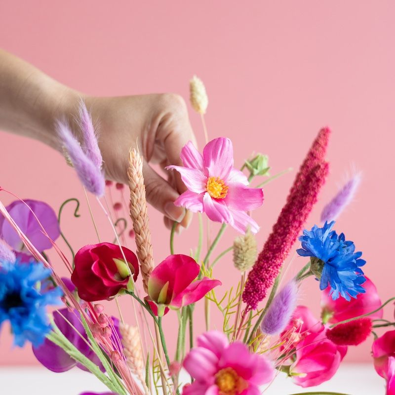 L284 Zomerse droogbloemen en zijden bloemen in roze blauw rode tinten